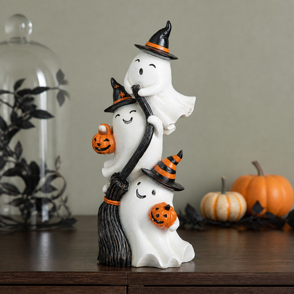 Décoration de fantômes empilés sur un meuble sombre