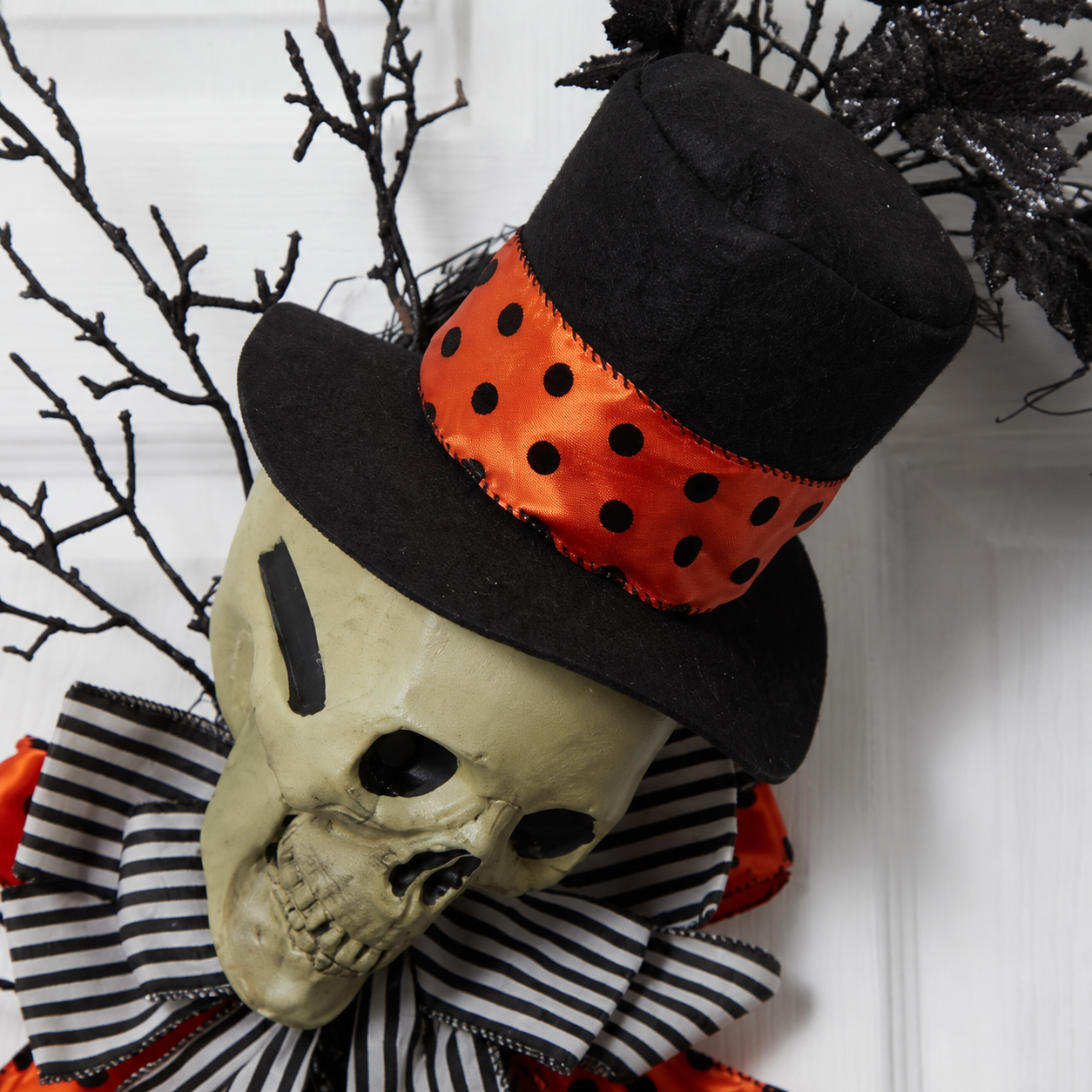 💀 Accueil macabre | Couronne décorative avec squelette élégant - présentation 6