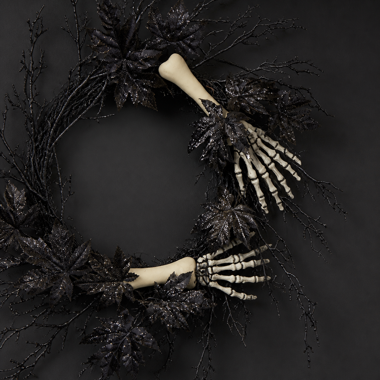 💀 Accueil macabre | Couronne décorative avec squelette élégant - présentation 8