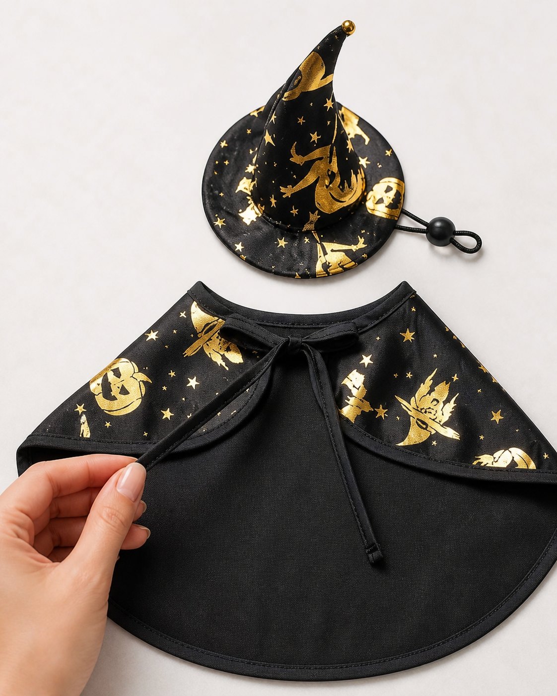 Idée de mise en scène de la cape et du chapeau de sorcier noir et doré pour animal : vue de la confection
