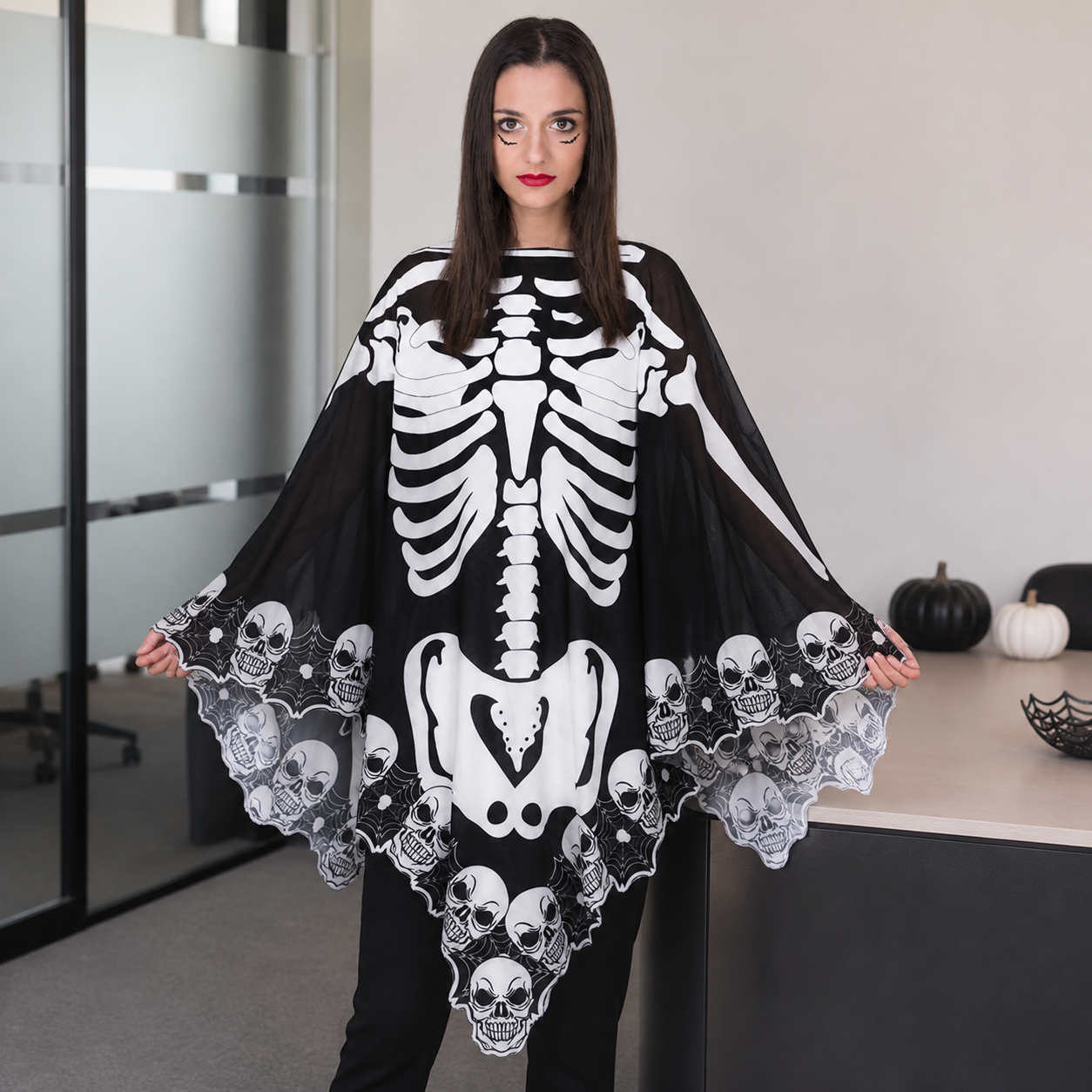 Cape poncho noire et blanche à motif squelette — vue 4