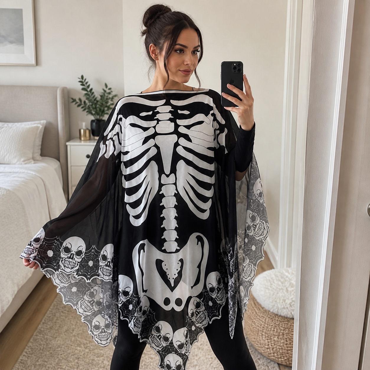 Cape poncho noire et blanche à motif squelette — vue 7