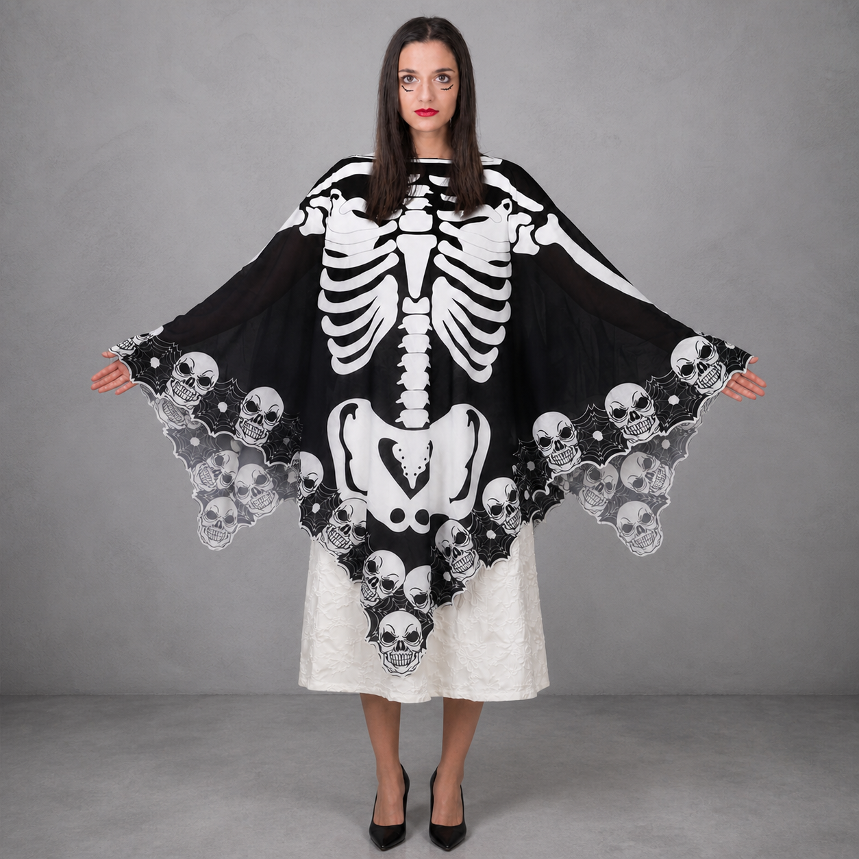 Cape poncho noire et blanche à motif squelette — vue 8