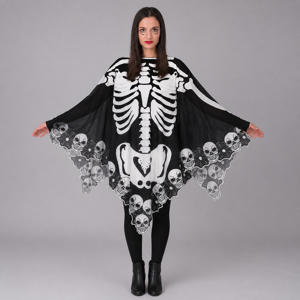 Cape poncho noire et blanche à motif squelette — vue 9