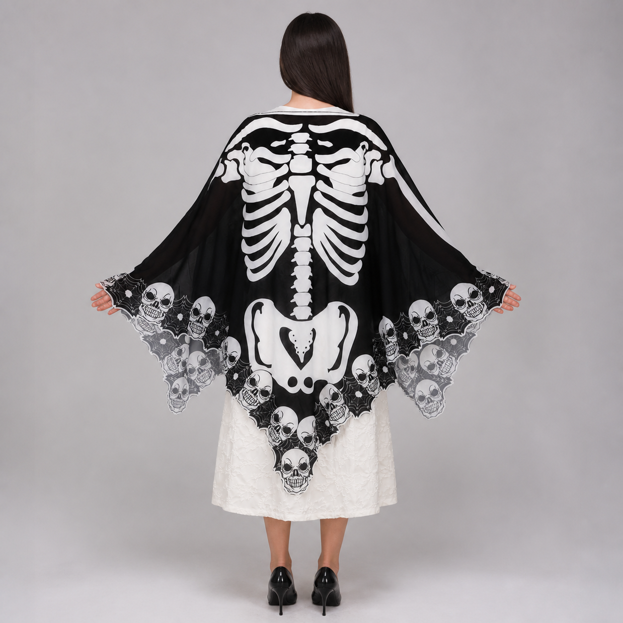 Cape poncho noire et blanche à motif squelette — vue 10