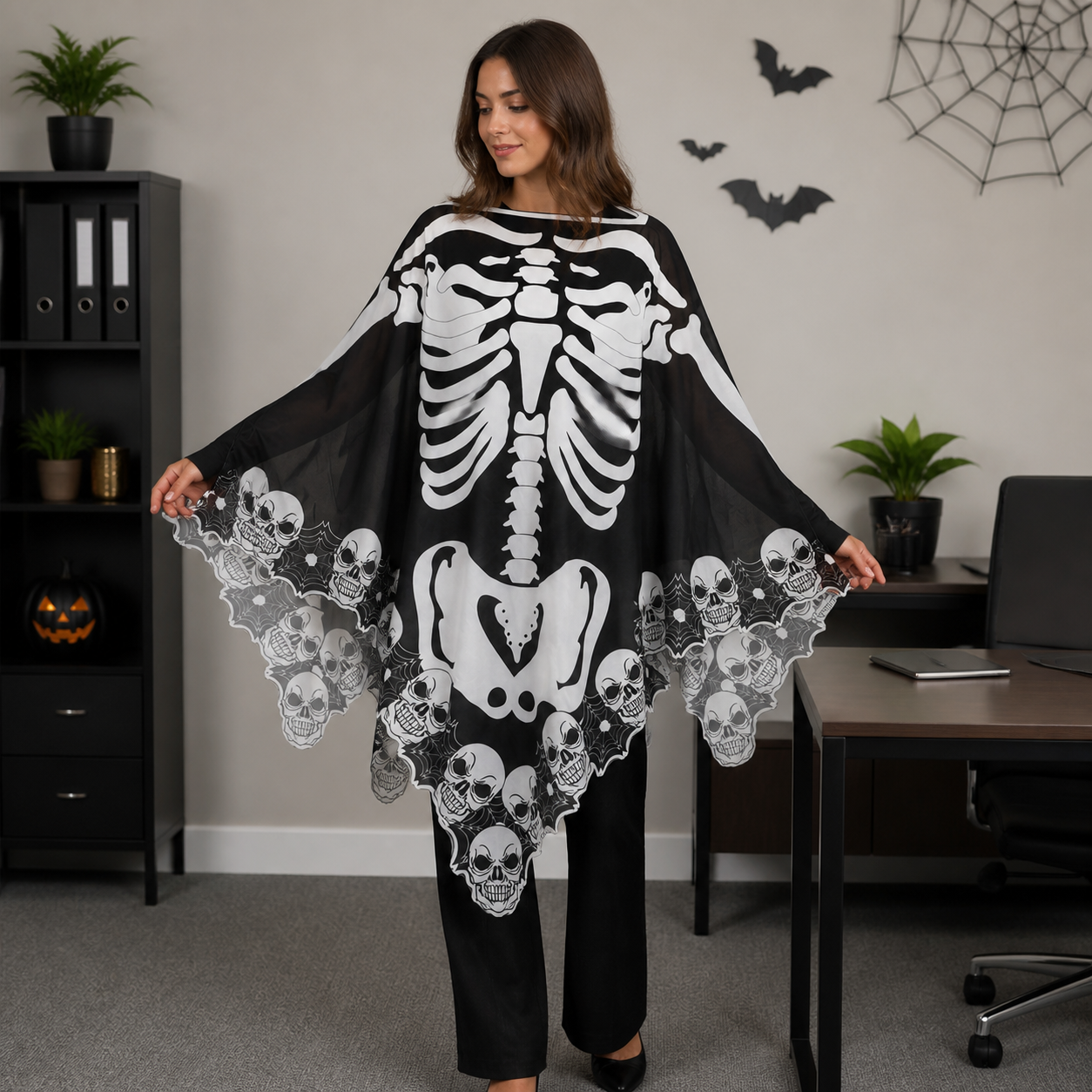 Cape poncho noire et blanche à motif squelette — vue 13