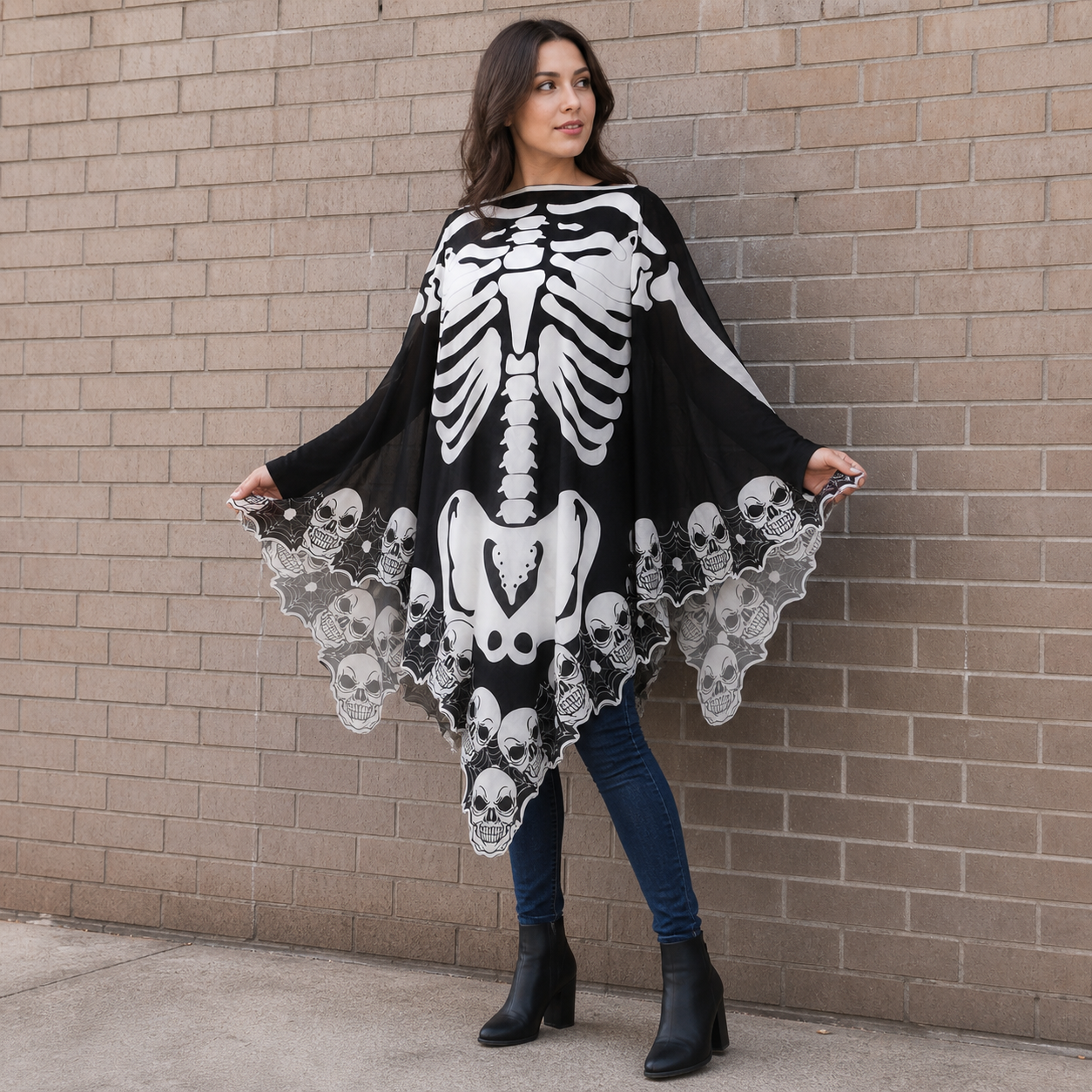 Cape poncho noire et blanche à motif squelette — vue 16