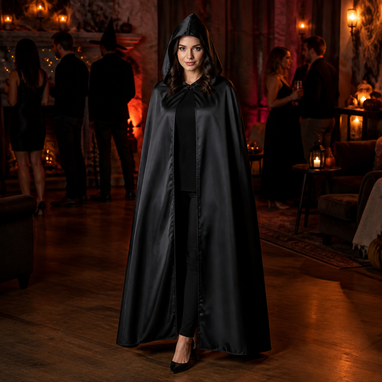 Cape noire satinée portée lors d’une soirée d’Halloween