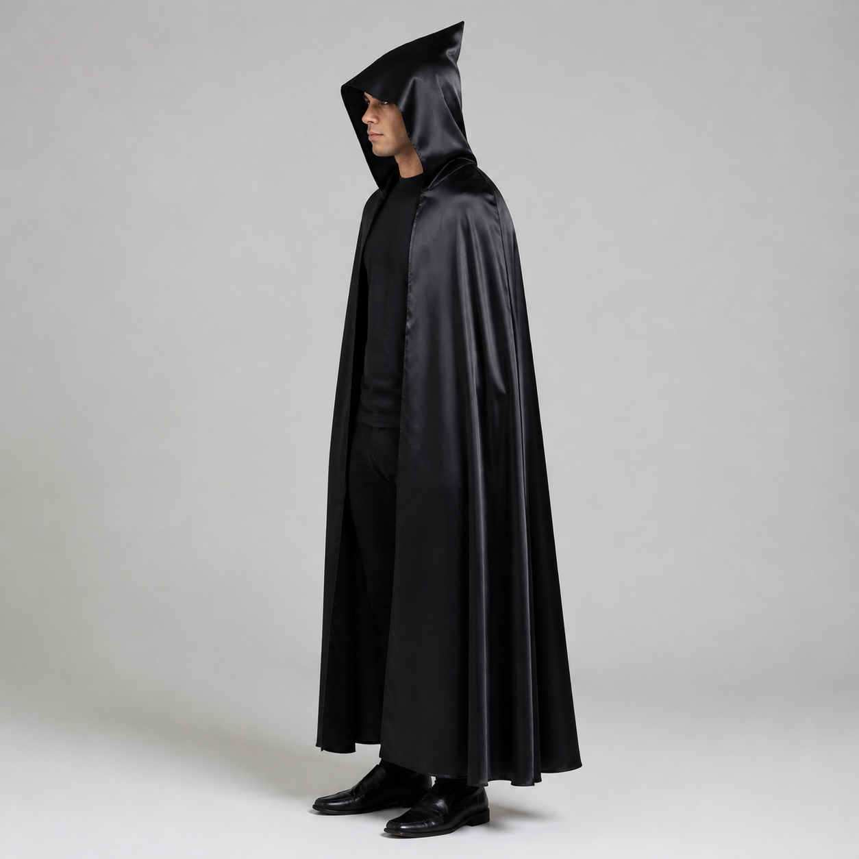 Vue de profil de la cape noire portée