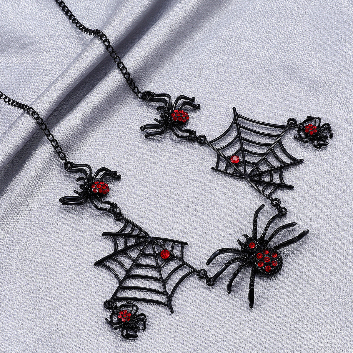 Spider web necklace detail 1
