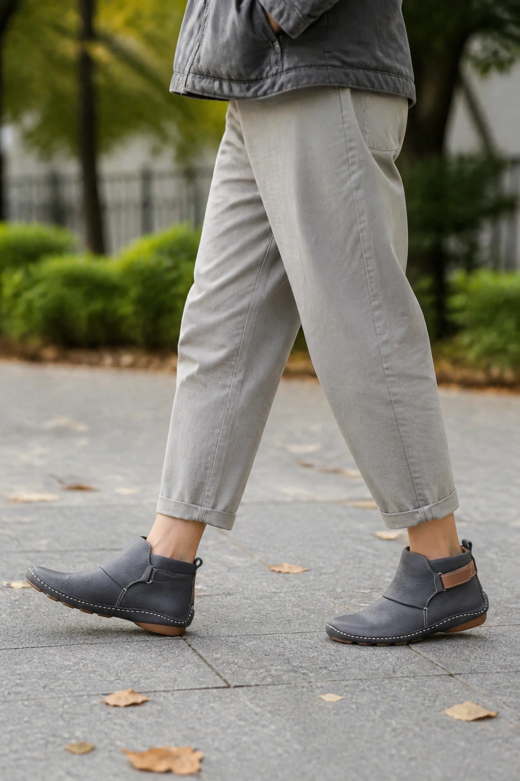 Bottes de cheville à brides ajustables pour femmes stylées sur un modèle