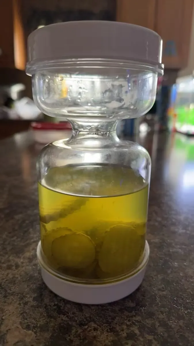 🥗Hourglass Pickle Jar with Built-In Fork – Juice Separation Storage Container