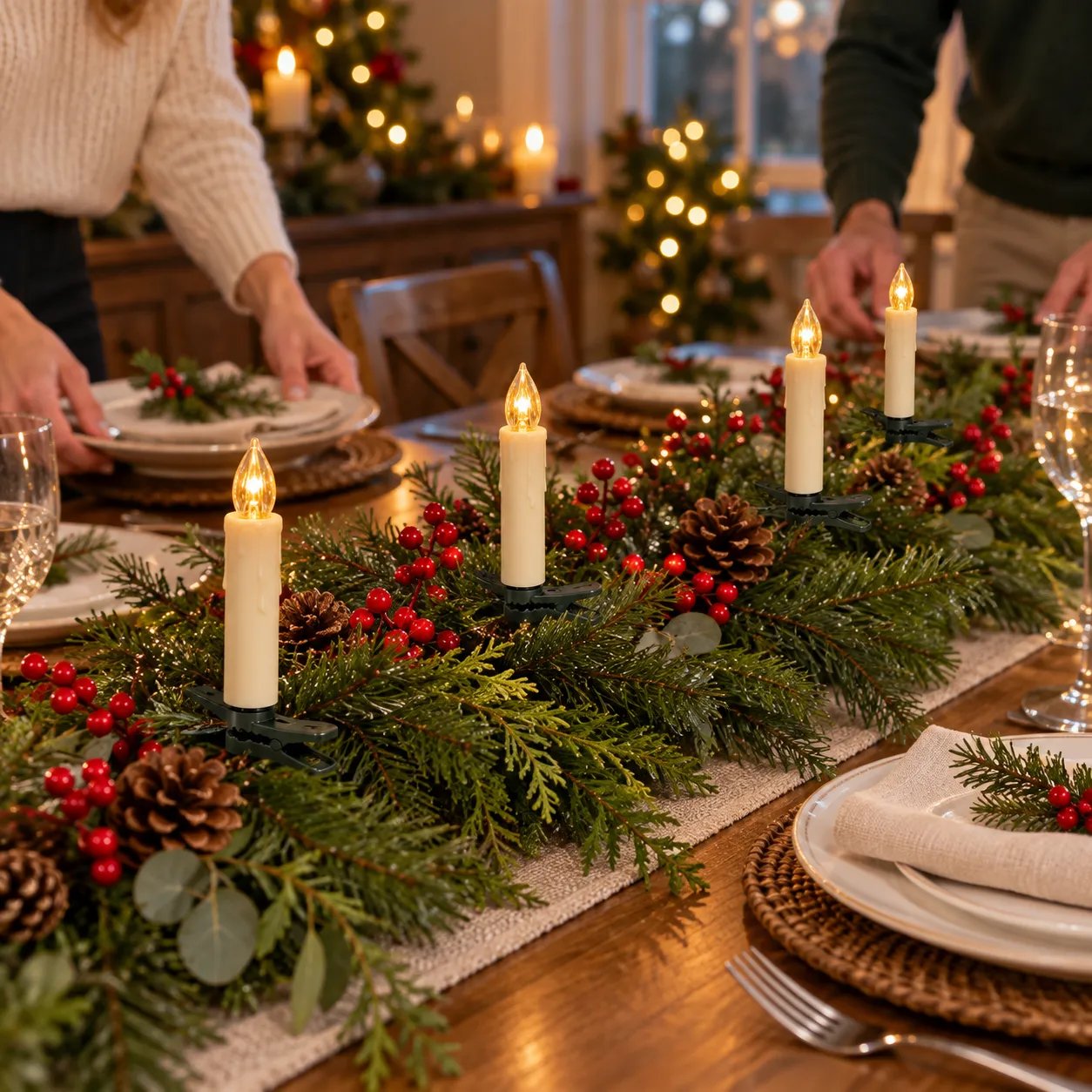 LED-Kerzen mit Clip in einer weihnachtlichen Tischdekoration