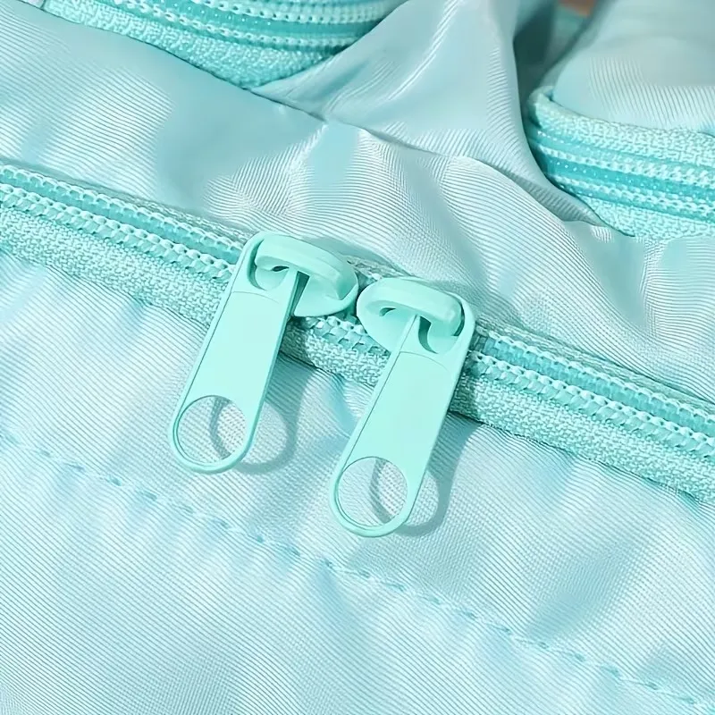 Close view of the organizer's smooth double zipper pulls