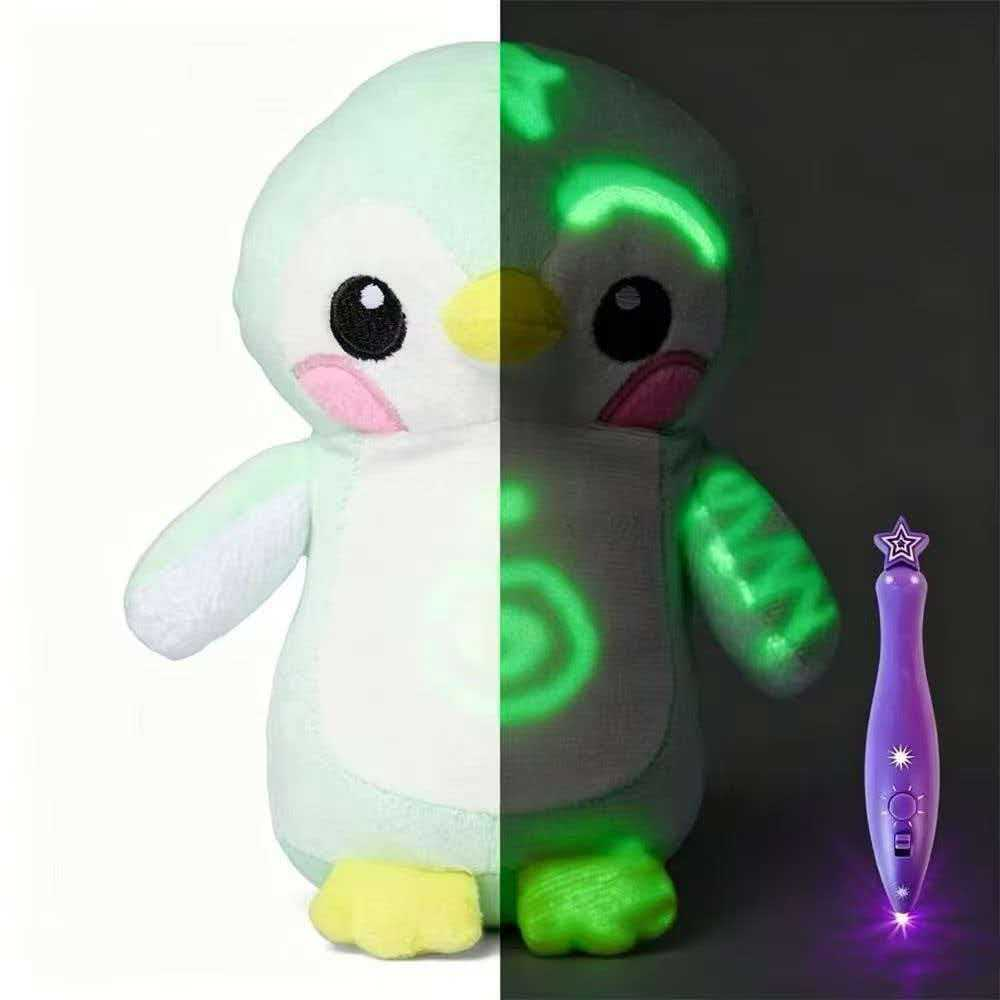 Lieferantenabbildung des hellgrünen Plüschpinguins bei hellem und dunklem Licht mit violettem Stift