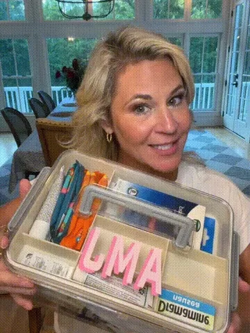 Portable Medicine Storage Box with Handle - Small demonstration