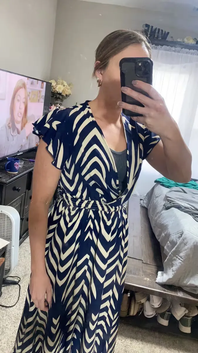 Elegantes Damen-Boho-Maxikleid mit V-Ausschnitt und Rüschenärmeln – ab 2 Stück versandkostenfrei – Produktansicht