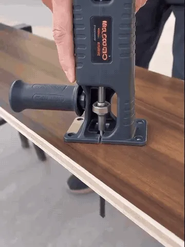 Drill-powered jigsaw adapter making cuts in wood