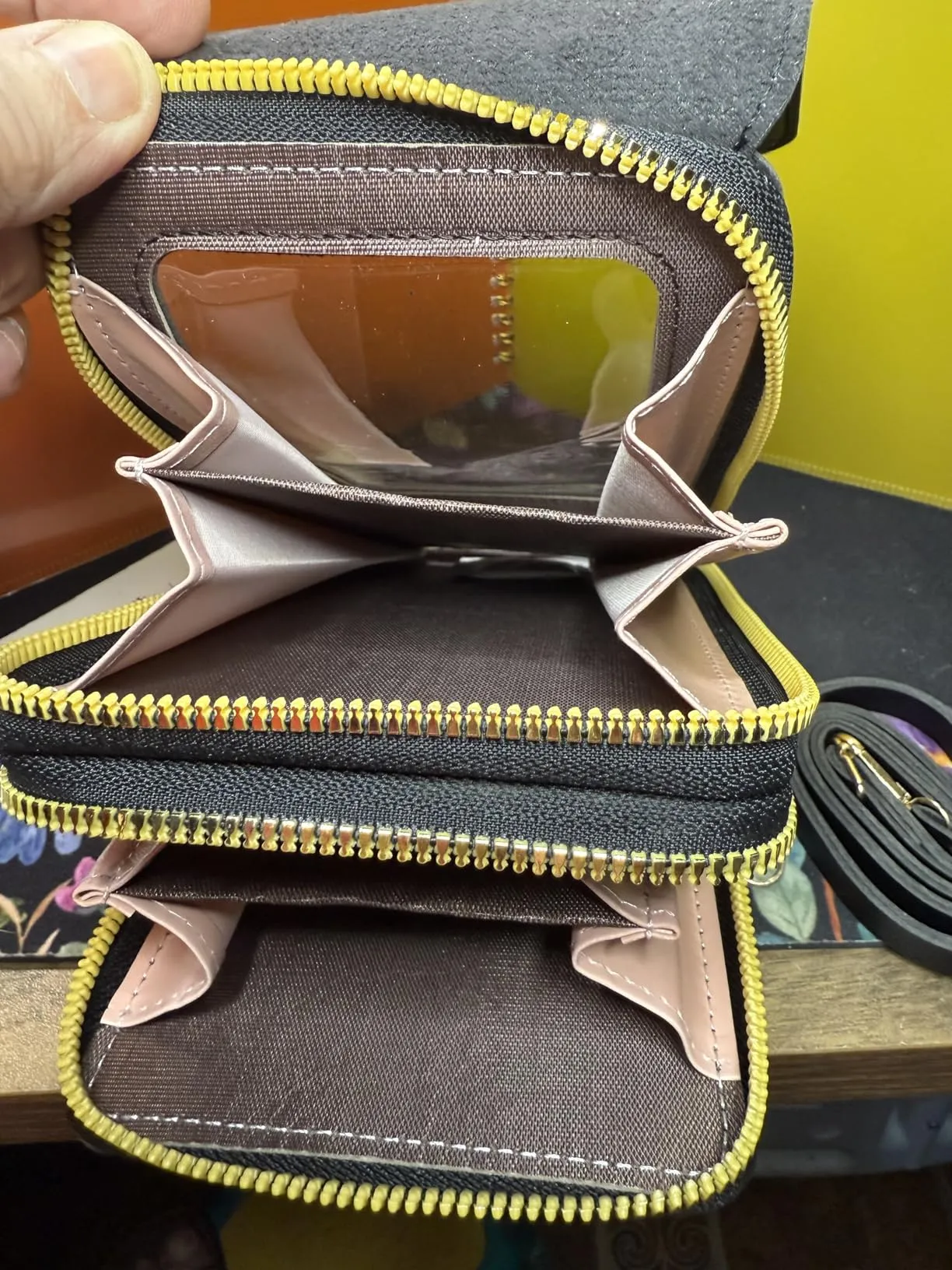 2 zippers, 4 compartments.