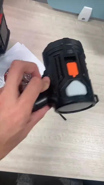 Wiederaufladbare LED-Strahler-Taschenlampe – Produktansicht
