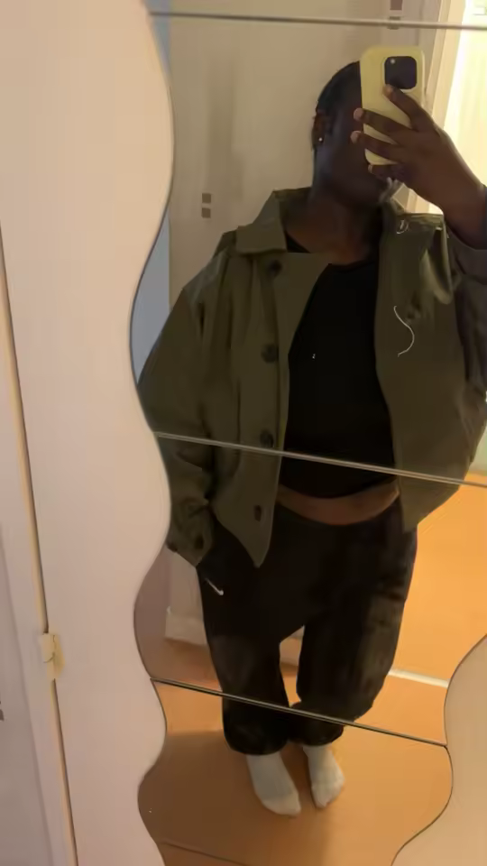 Kurze Damen-Trenchjacke mit Kapuze – ab 2 Stück versandkostenfrei – Produktansicht