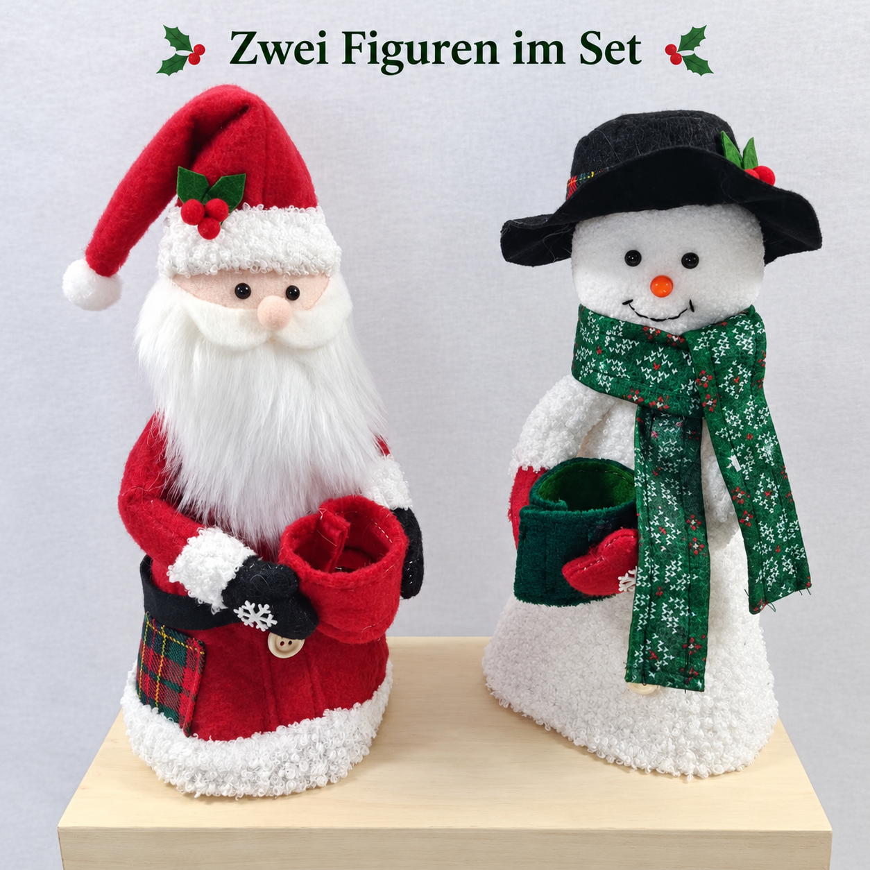 Weihnachtsmann und Schneemann zusammen auf einer Holzplattform