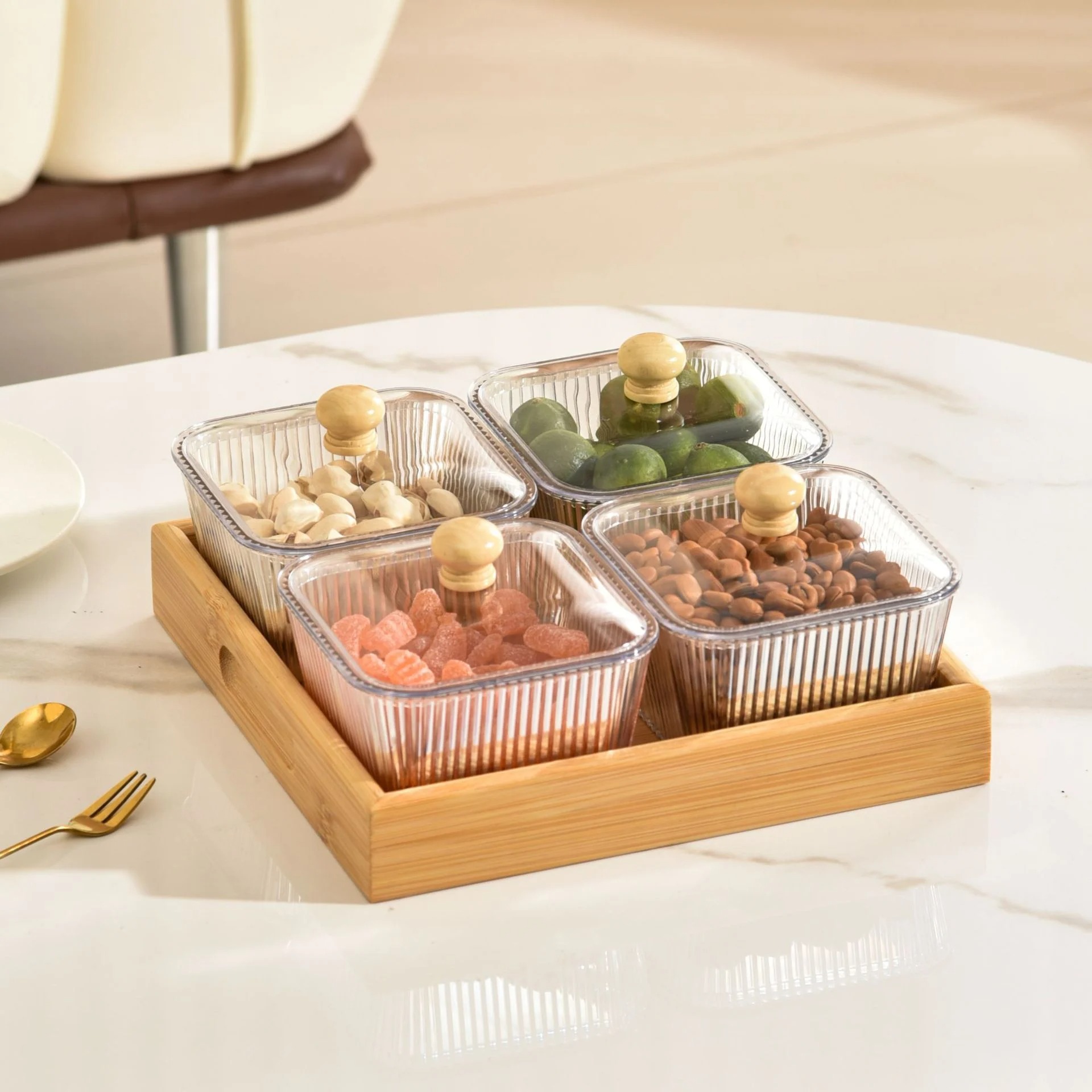 Quadratische Snackgläser mit Deckeln und Holztablett im Set