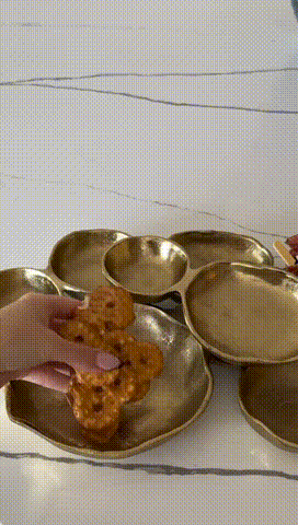 Originale Produktdemonstration des goldfarbenen Servierensembles