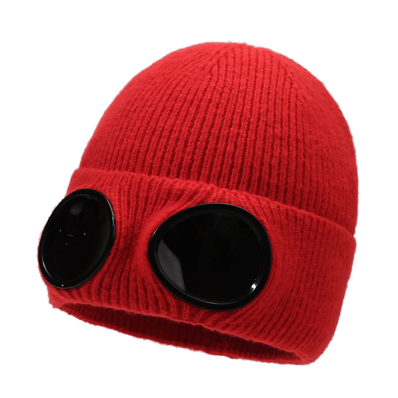 Strickmütze mit Fliegerbrillenmotiv als verspieltes Wintergeschenk