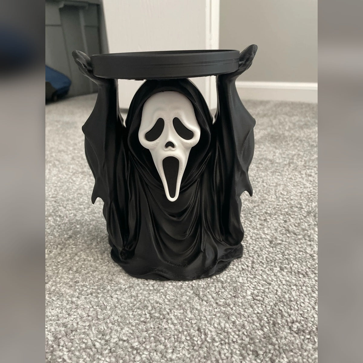 Schreiender-Geist-Kerzenhalter als Halloween-Tischdekoration