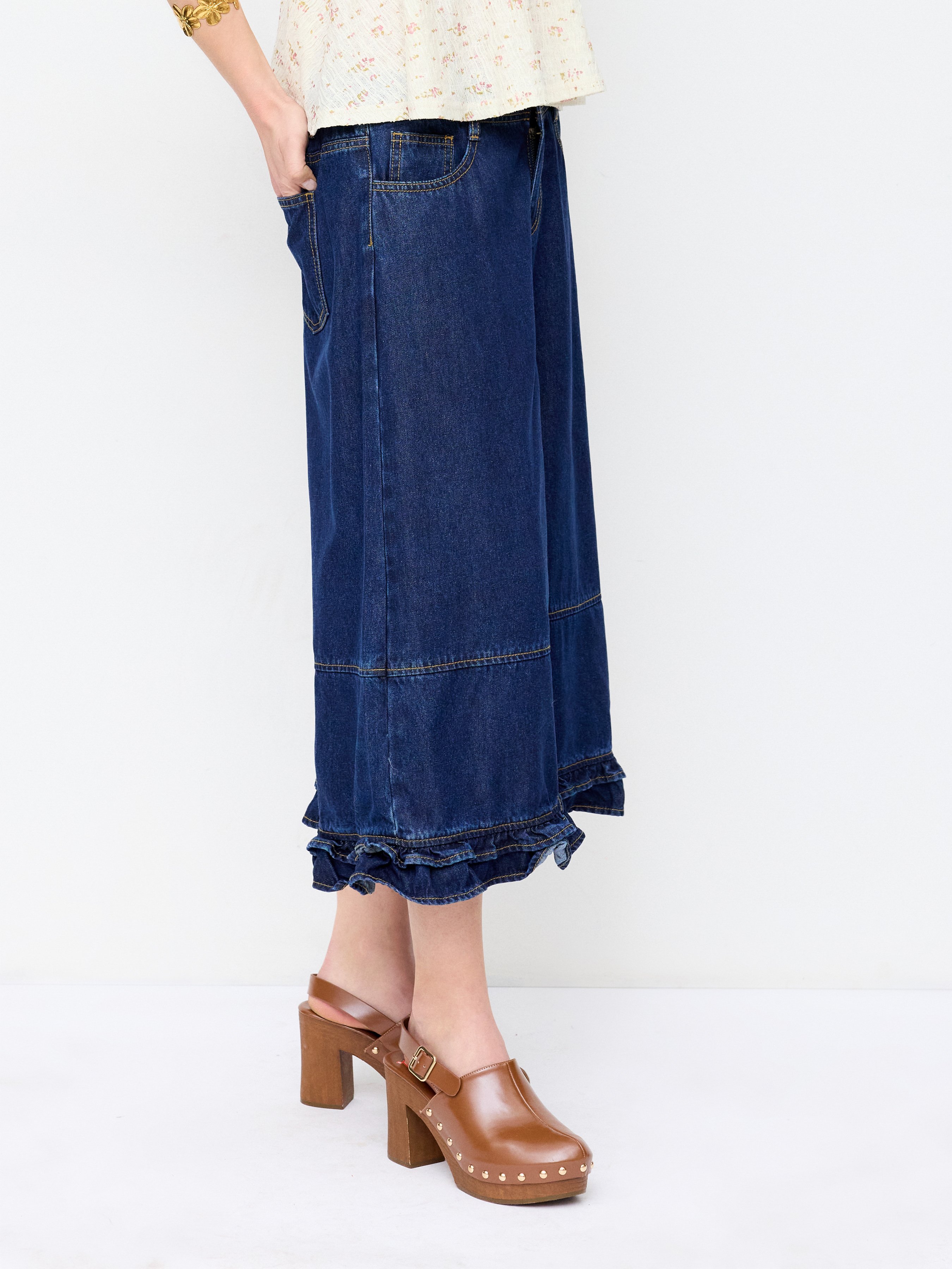 Washed Denim Low Rise Elastic Waist Wide Leg Cropped Bloomer Jeans