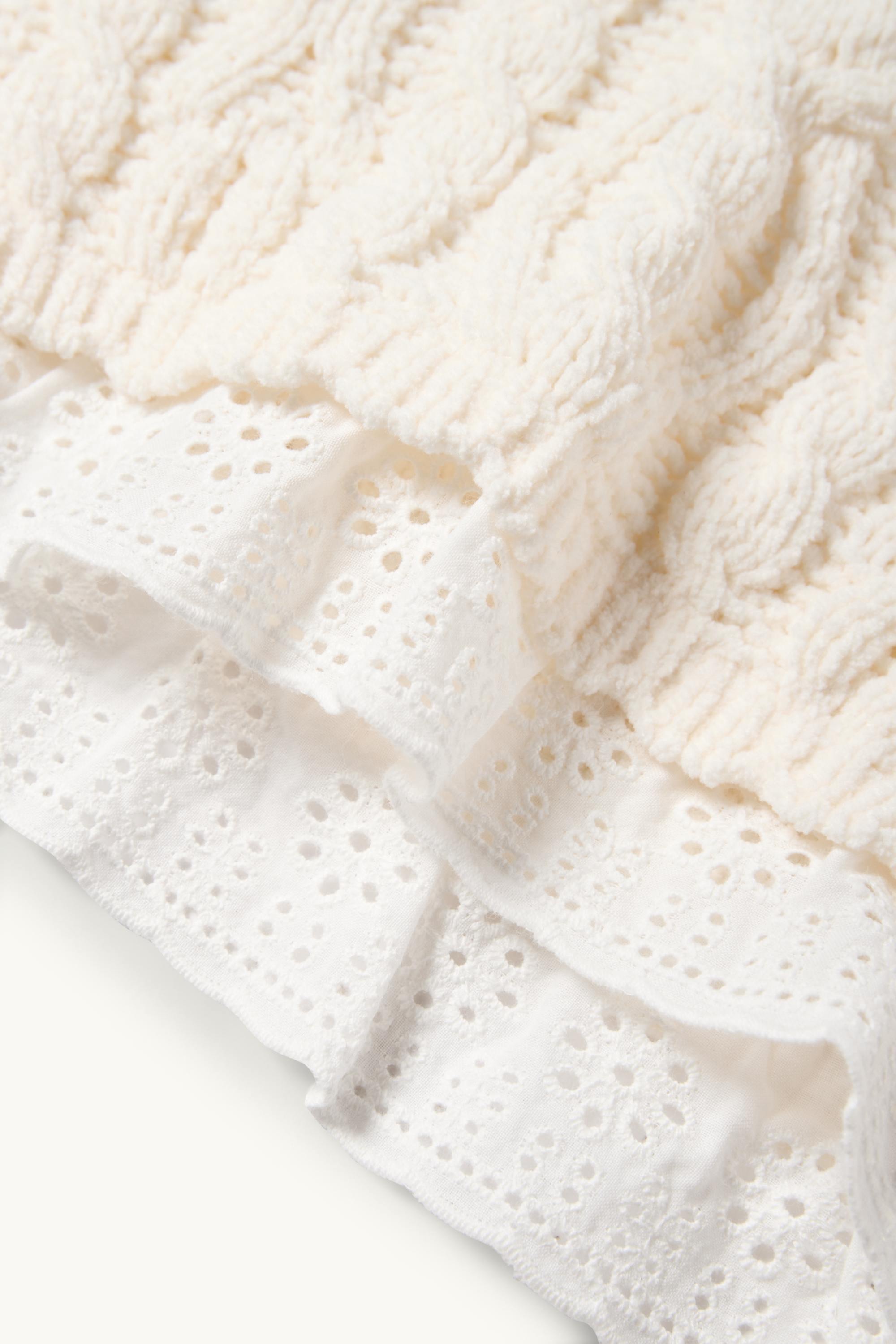 Baby jumper - broderie anglaise - cable knit pattern creme