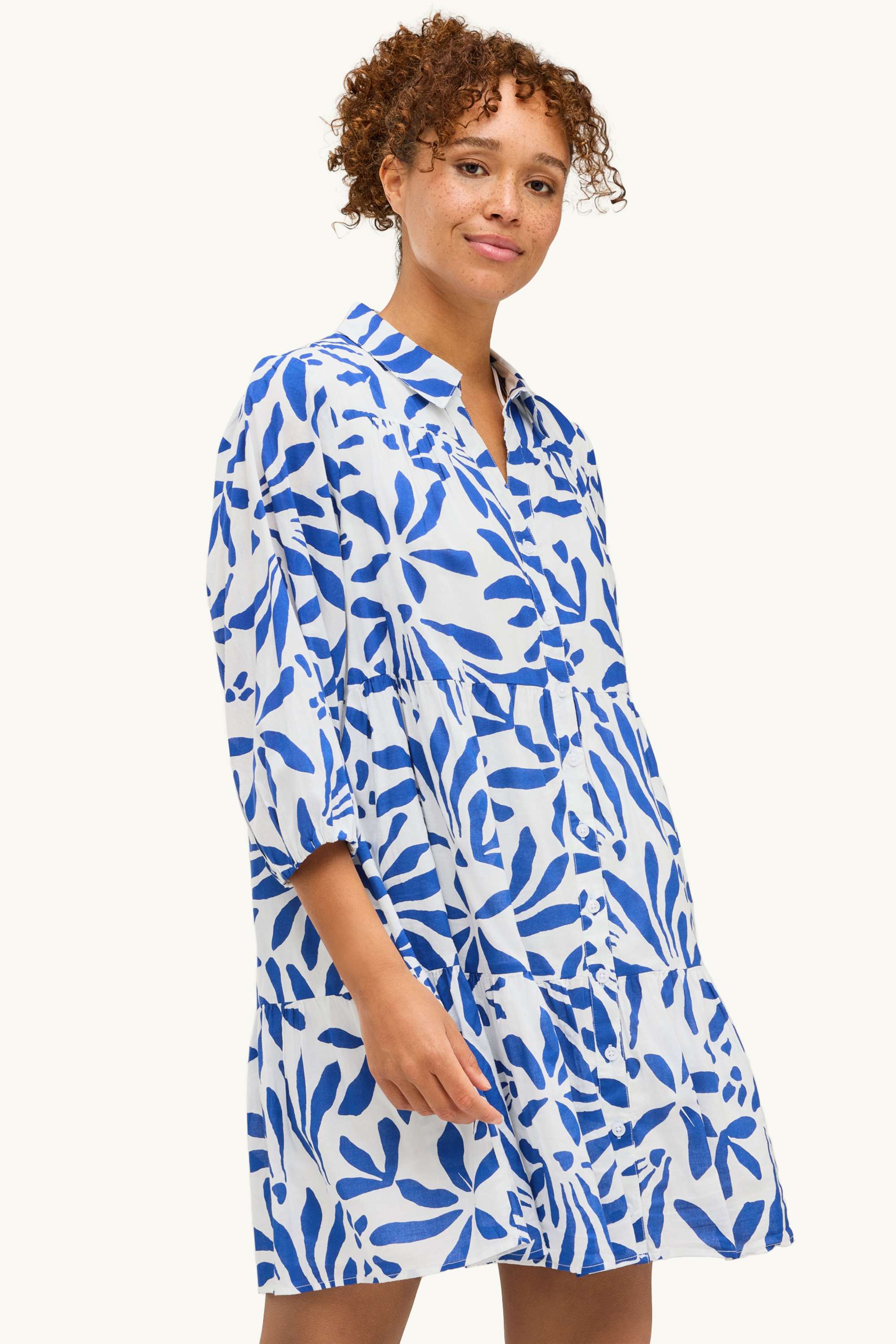 A-line dress - patterned white / blue