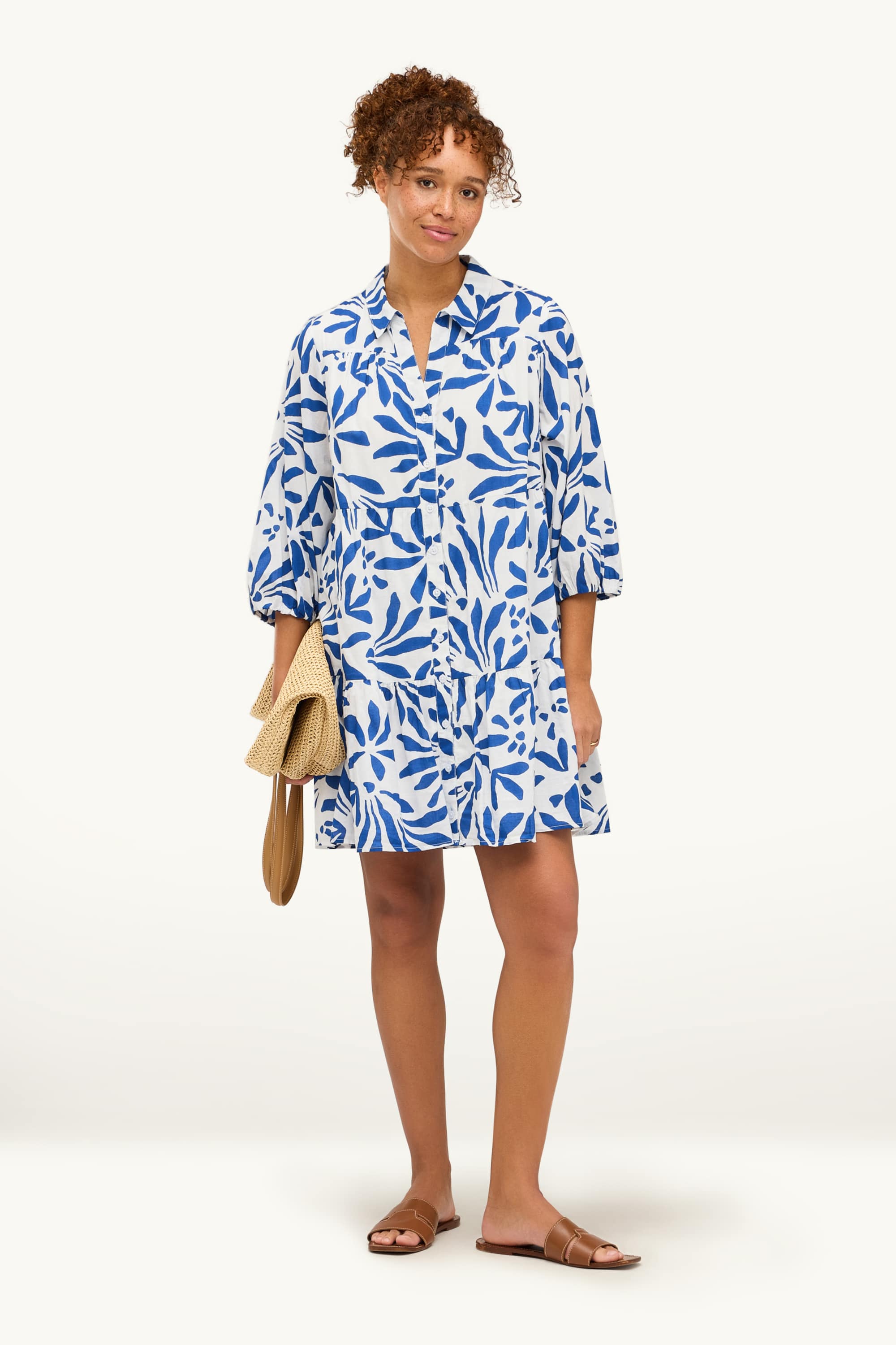 A-line dress - patterned white / blue