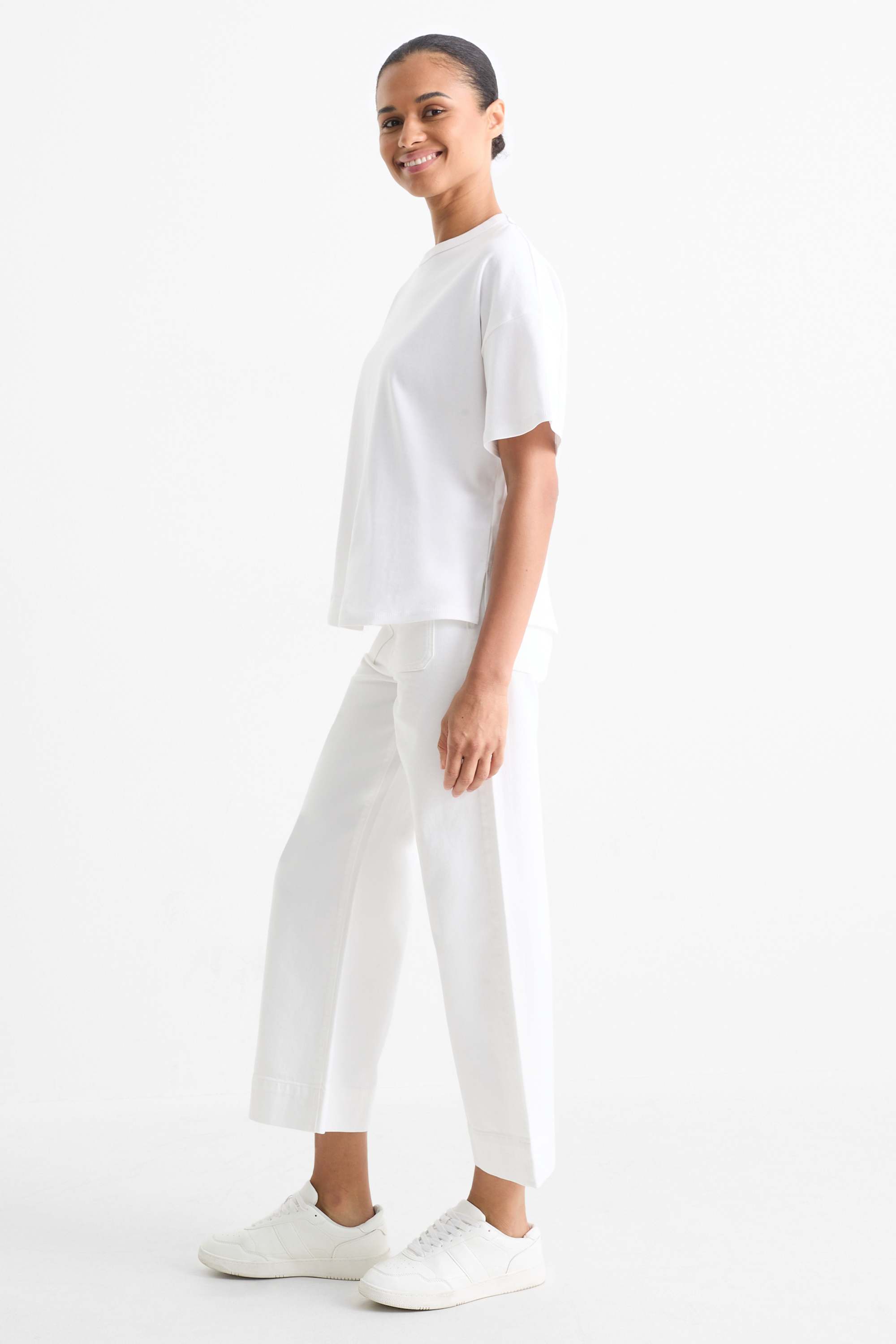 Cropped wide leg jeans with belt - mid-rise waist white