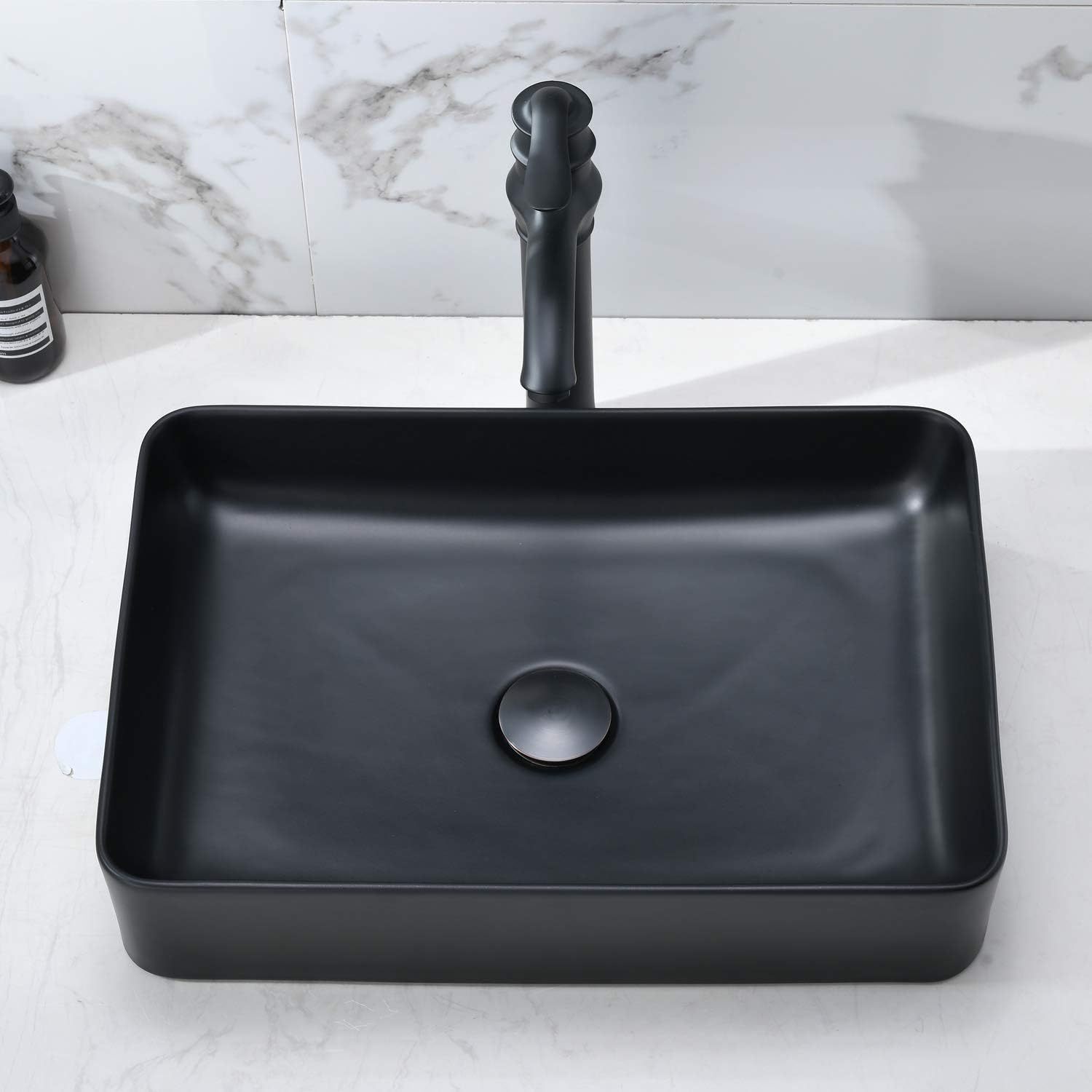 VOKIM - Conjunto de fregadero y llave de baño de 20 x 14 pulgadas, rectángulo moderno sobre el mostrador, porcelana negra, lavabo de cerámica y llave de bronce aceitado