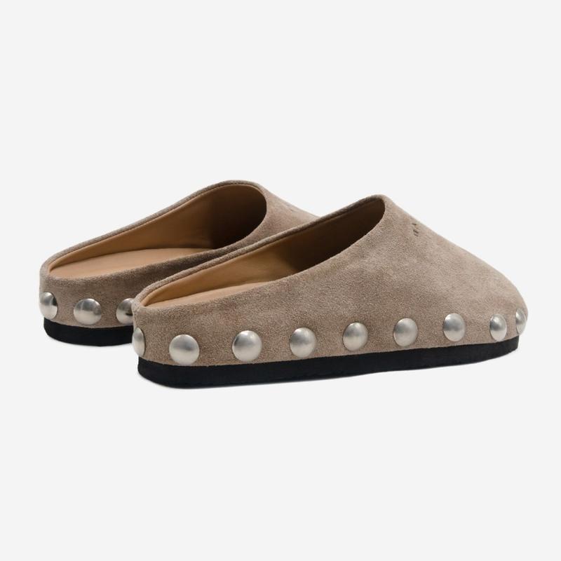 PENNY CLOG Calzado estilo zueco de ante, adornado con tachuelas plateadas (2 pares).