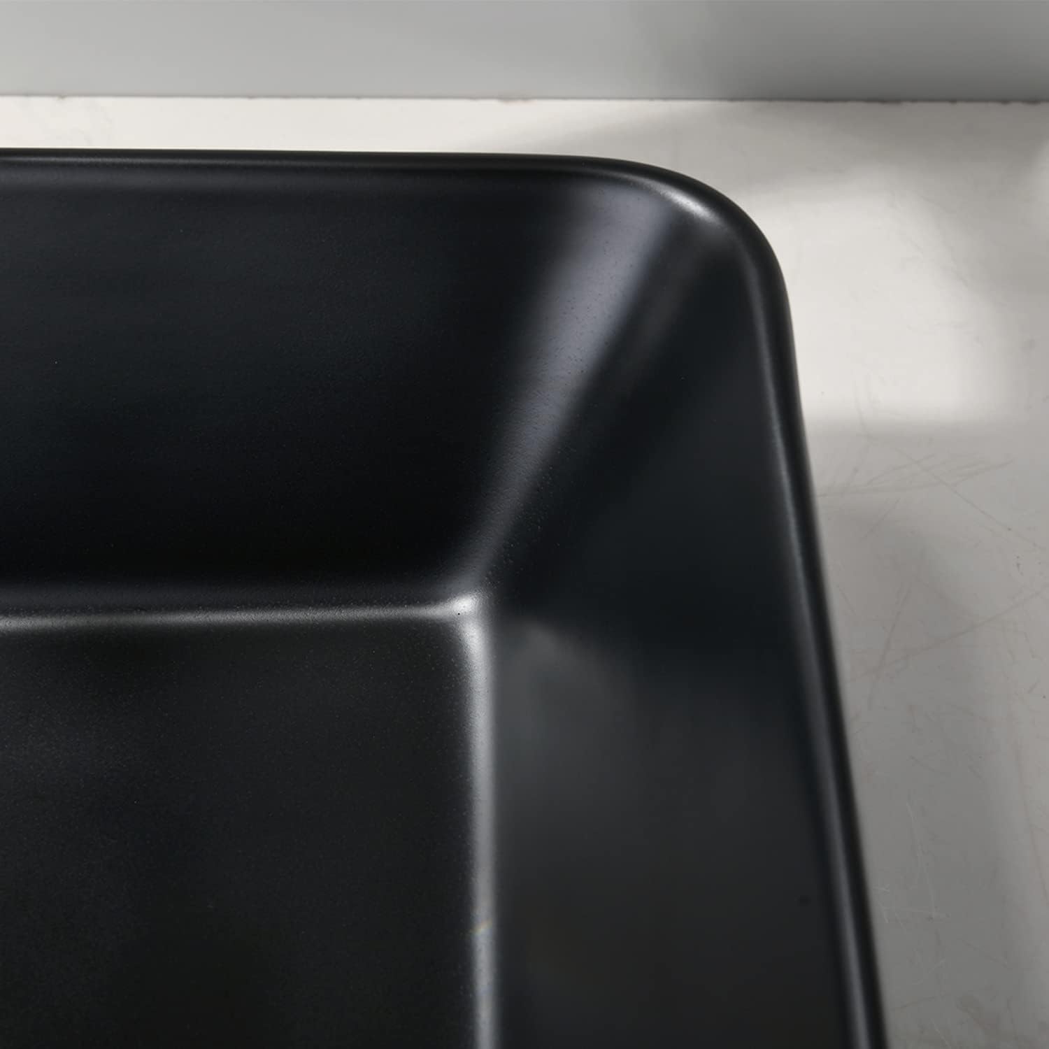 VOKIM - Conjunto de fregadero y llave de baño de 20 x 14 pulgadas, rectángulo moderno sobre el mostrador, porcelana negra, lavabo de cerámica y llave de bronce aceitado
