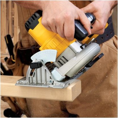 Sierra circular DEWALT 20V MAX, inalámbrica, estilo Sidewinder, portátil, hoja de 6-1/2 pulgadas, 5150 RPM, capacidad de biselado de 0 a 50 grados, batería no incluida (DCS391B)
