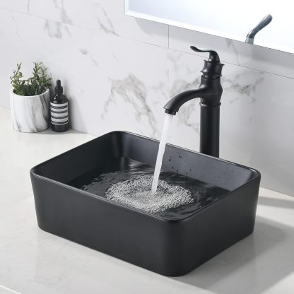 VOKIM - Conjunto de fregadero y llave de baño de 20 x 14 pulgadas, rectángulo moderno sobre el mostrador, porcelana negra, lavabo de cerámica y llave de bronce aceitado