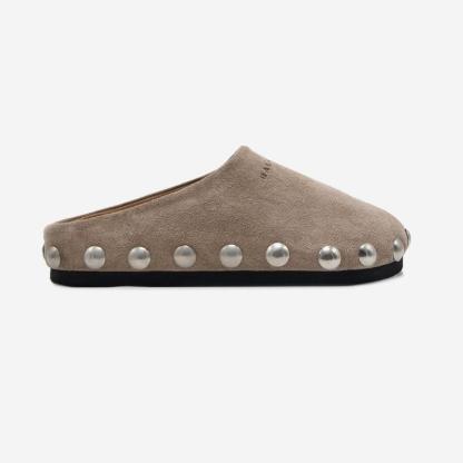 PENNY CLOG Calzado estilo zueco de ante, adornado con tachuelas plateadas (2 pares).