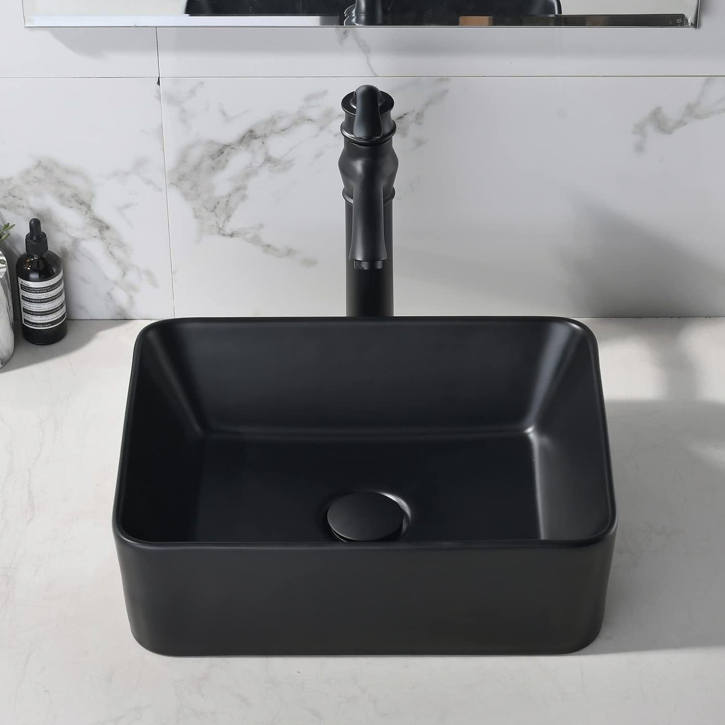 VOKIM - Conjunto de fregadero y llave de baño de 20 x 14 pulgadas, rectángulo moderno sobre el mostrador, porcelana negra, lavabo de cerámica y llave de bronce aceitado