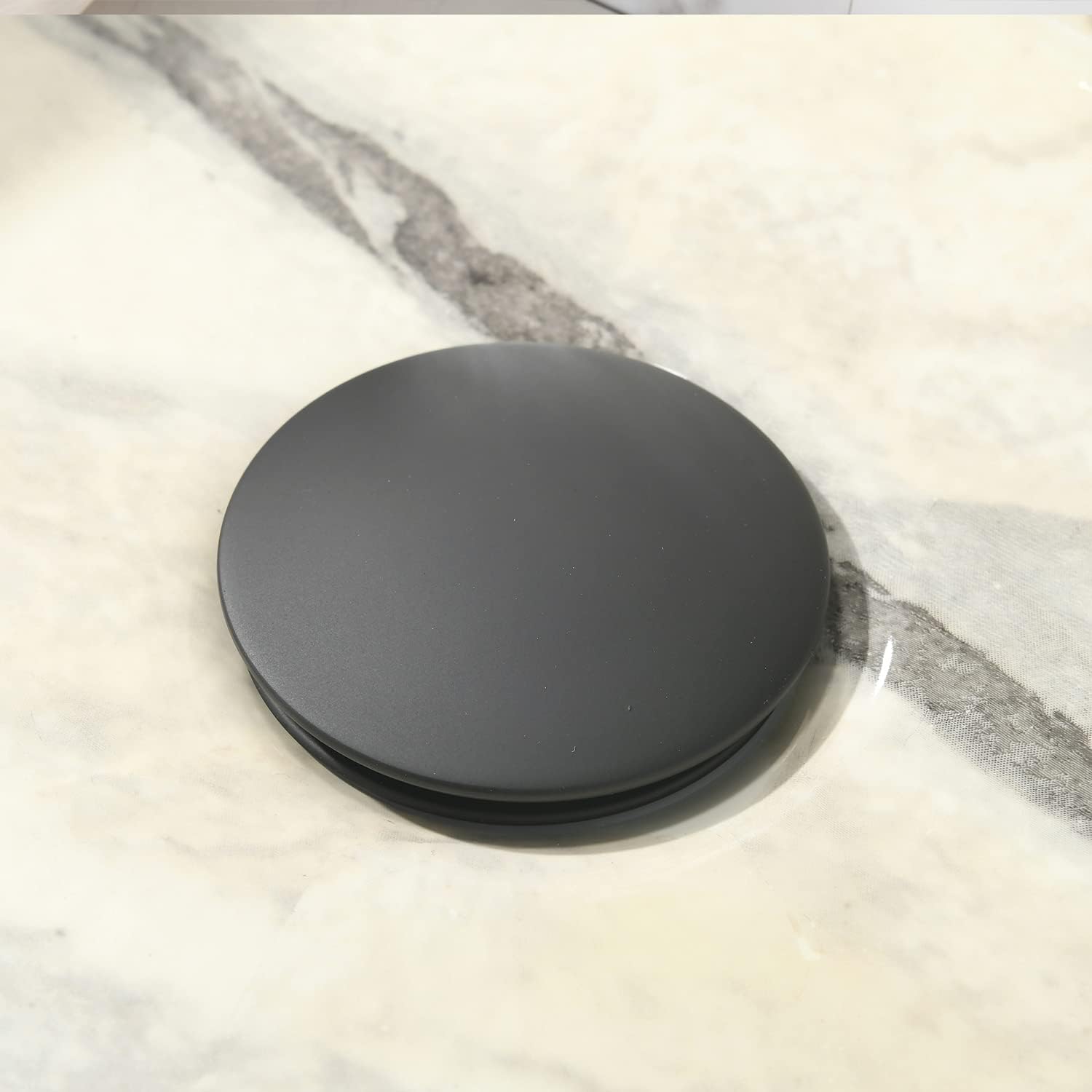 VOKIM - Conjunto de fregadero y llave de baño de 20 x 14 pulgadas, rectángulo moderno sobre el mostrador, porcelana negra, lavabo de cerámica y llave de bronce aceitado