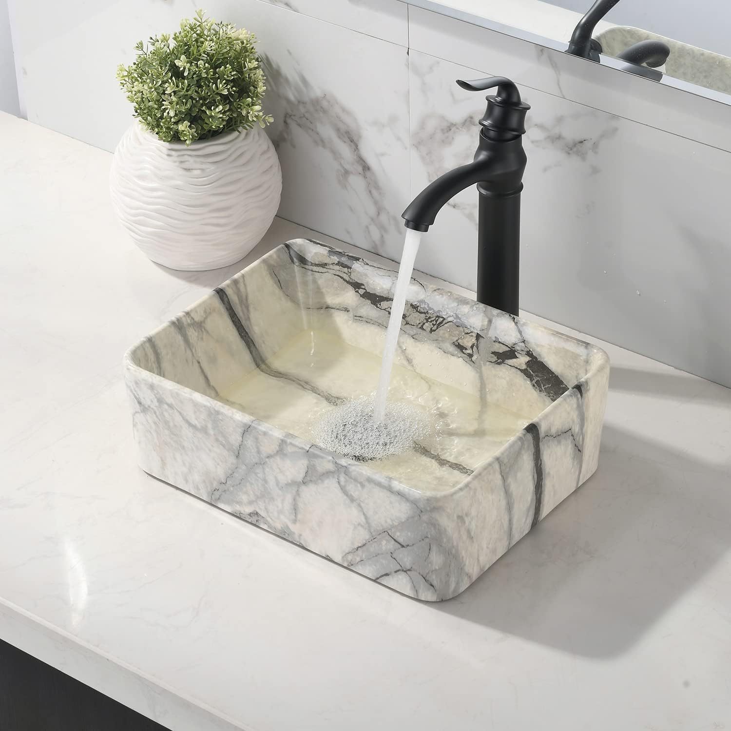 VOKIM - Conjunto de fregadero y llave de baño de 20 x 14 pulgadas, rectángulo moderno sobre el mostrador, porcelana negra, lavabo de cerámica y llave de bronce aceitado