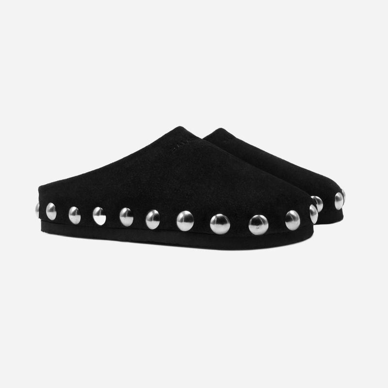 PENNY CLOG Calzado estilo zueco de ante, adornado con tachuelas plateadas (2 pares).