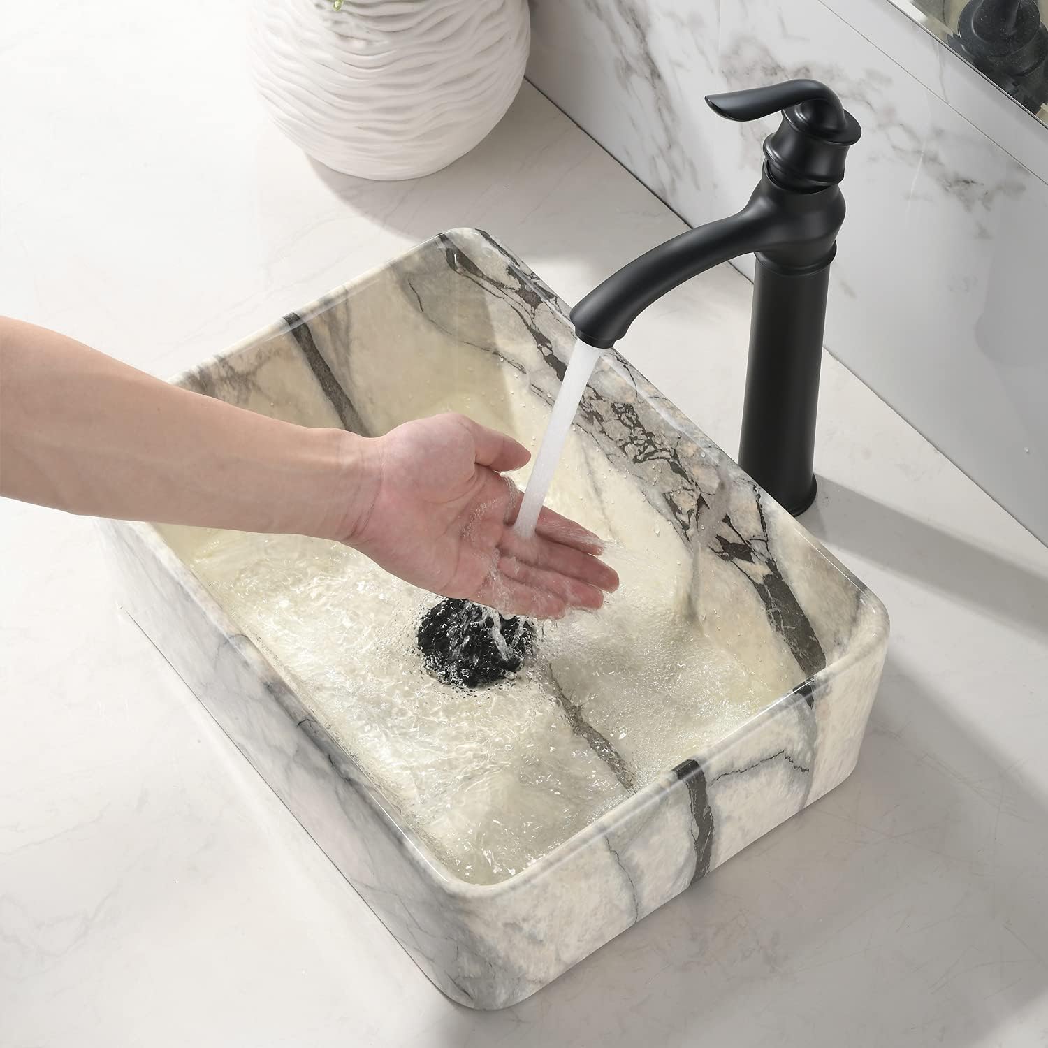 VOKIM - Conjunto de fregadero y llave de baño de 20 x 14 pulgadas, rectángulo moderno sobre el mostrador, porcelana negra, lavabo de cerámica y llave de bronce aceitado