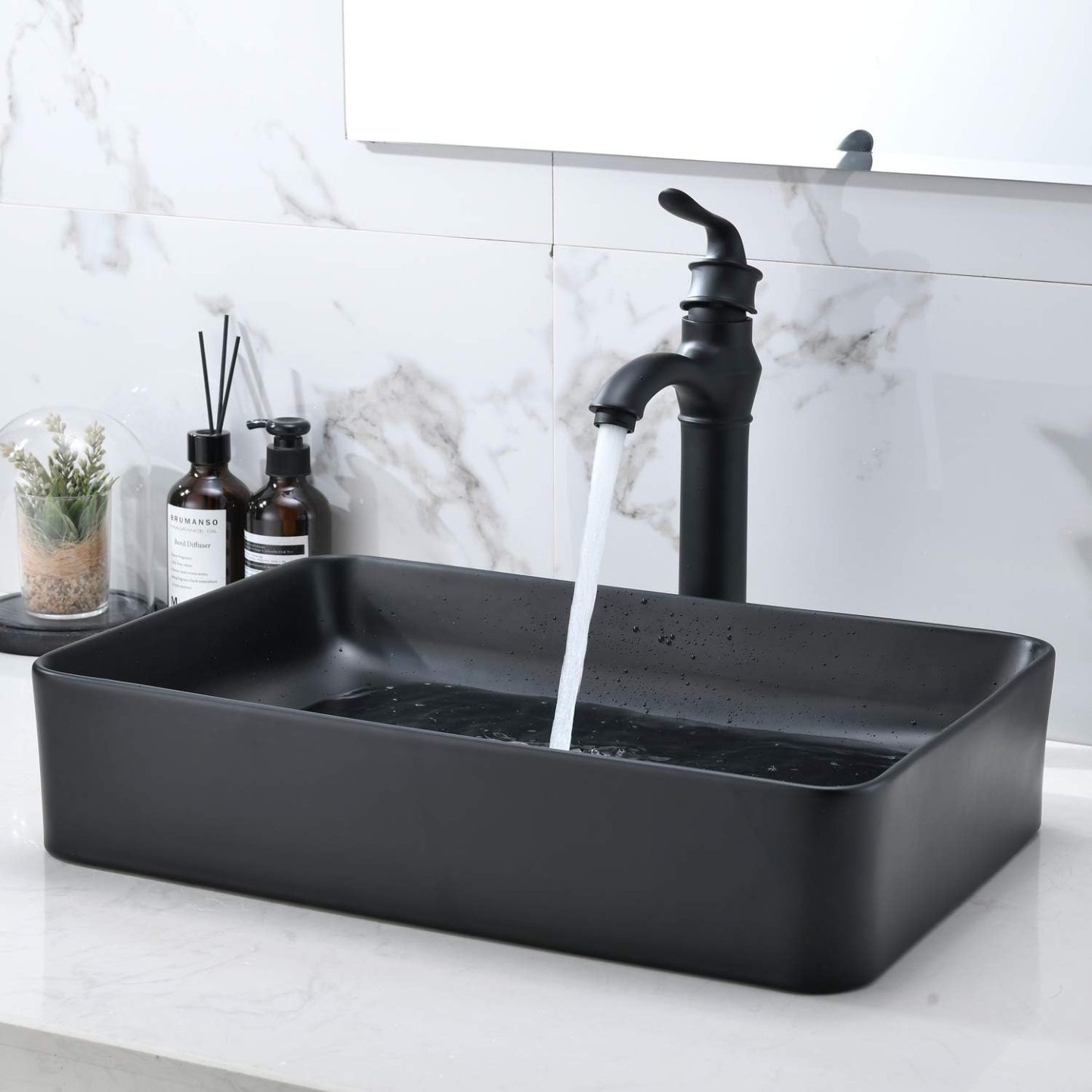 VOKIM - Conjunto de fregadero y llave de baño de 20 x 14 pulgadas, rectángulo moderno sobre el mostrador, porcelana negra, lavabo de cerámica y llave de bronce aceitado