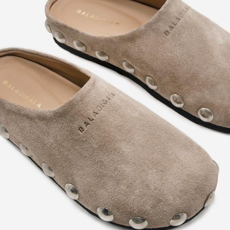 PENNY CLOG Calzado estilo zueco de ante, adornado con tachuelas plateadas (2 pares).