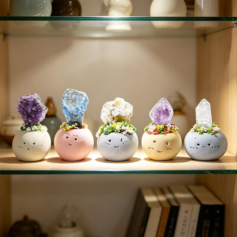 5‑Pack Hand‑Sculpted Clay Character Figurines with Assorted Natural Raw Crystals, Mini Crystal Pot Decor Ornament Set, Cute Desktop Shelf Decoration, Collectible Gift for Crystal Lovers
