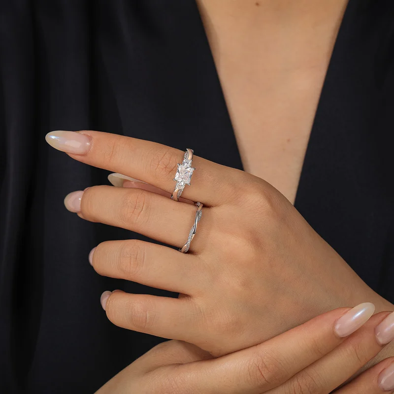 Jeulia Classic Twist Round Three-Stone Ring Set
